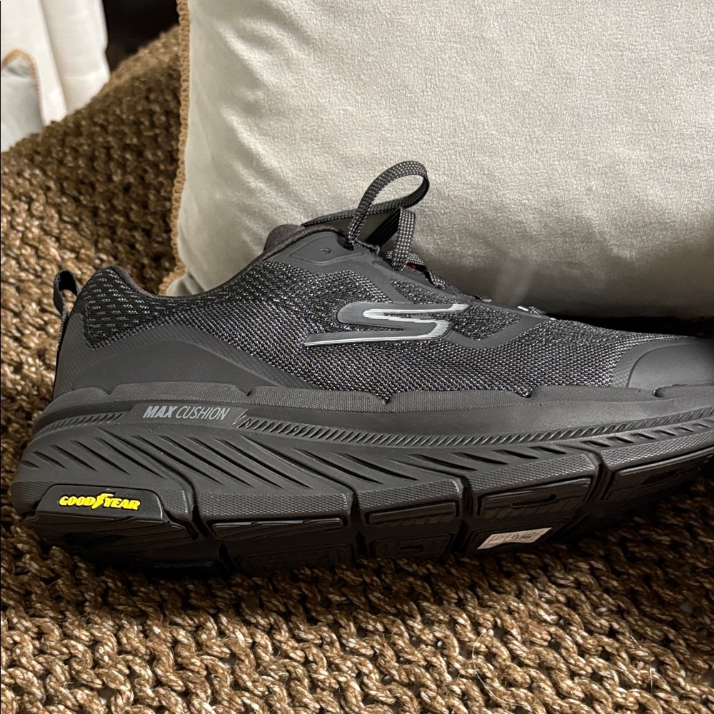 Skechers Men's Black Athletic Shoes - Picture 2 of 4